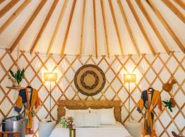 Camposanto Glamping - The Macaw Yurt, hotell i Austin