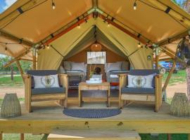 All That Glitters - Safari Tent - BeeWeaver Honey Farm, tented camp en Navasota