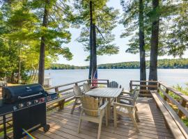 Lakefront Cabin with Canoes, 7 Mi to Mount Sunapee!, hotel en Sunapee