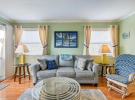 Coastal Murrells Inlet Condo with Balcony!, apartment in Myrtle Beach