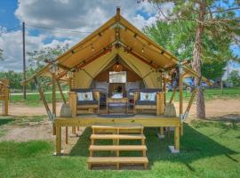 Hive Check - Safari Tent - BeeWeaver Honey Farm, tented camp en Navasota