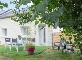 Maison/appartement avec jardin, cheap hotel in Saint-Denis-en-Val