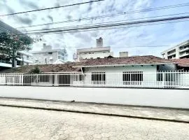 Casa na praia de Bombas com Piscina