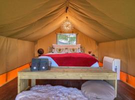 Thistle Bee Fun - Safari Tent - BeeWeaver Honey Farm, luxury tent in Navasota