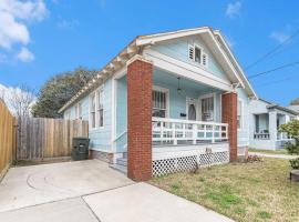 Festive Nest - Tranquil Escape Close to the Beach, holiday home in Galveston