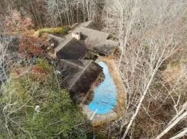 Smoky Speakeasy 2 Cabins 2 Hot Tubs and Private Pool