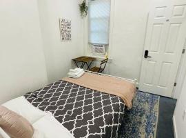 Oui on Ludlow - Entire House and Private Rooms in University City