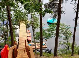 Sanctuary at Hay Lake - Includes Pontoon Boat, viešbutis su vietomis automobiliams mieste Pine River