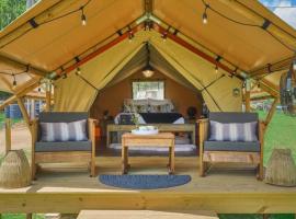 In A Meading - Safari Tent - BeeWeaver Honey Farm, luxury tent in Navasota