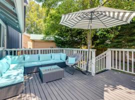 Lynwood Vacation Rental with Outdoor Living Galore!, cottage in Lynnwood