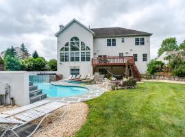 Centrally Located Harleysville Home with Pool, haustierfreundliches Hotel in Harleysville