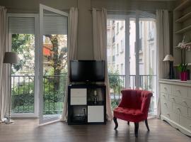 Porte Maillot-Charming and calm studio at Neuilly, appartamento a Neuilly-sur-Seine