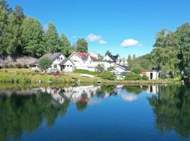 Hus i Telemarkskanalens hjerte, hotel con estacionamiento en Ulefoss