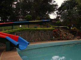 Finca privada con tobogán a 30 minutos de Cali!, vakantiewoning in Jamundí