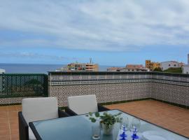 Penthouse with amazing views in Las Caletillas free WIFI: Candelaria'da bir kiralık sahil evi
