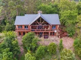 Cabin with Game Room and Hot Tub in Broken Bow!