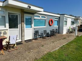 2 Bedroom Chalet SB22, Sandown Bay, Isle of Wight, Dog Friendly, hotel in Sandown