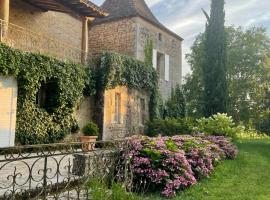 Château la Gineste - Castle and Vineyard: Duravel şehrinde bir orman evi