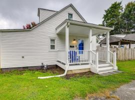 Updated Hampton Home with Grill Walk to Beach!, hotel a Hampton