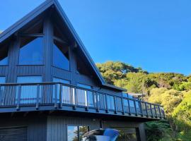The Black Chalet, cabin in Whitianga