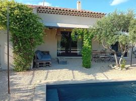 Beautiful villa with private pool in the Luberon, hotel in Cucuron