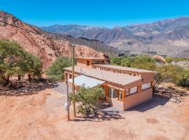 Cabaña Misk'i Nuna, en las afueras de Tilcara, hotel in Tilcara