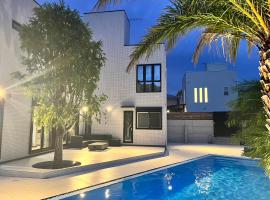 HOKULANI elua、Chōjamachiのプール付きホテル