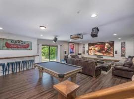 ULTIMATE Getaway with Hot Tub, Theater, Pool Table, hotel in Hollister