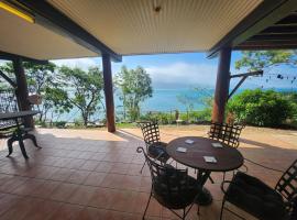 Sundowners, hotel na praia em Cooktown