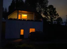 KRI Holiday House, cabaña o casa de campo en Alūksne