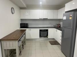 Homely Granny Flat, Kings Langley, holiday home in Glenwood