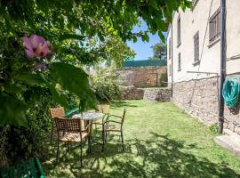 Casa Feli - APARTAMENTO con JARDÍN PRIVADO en los PIRINEOS, hotel in Castiello de Jaca