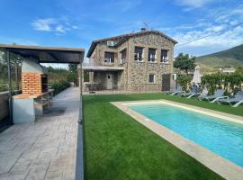 Ca la Joia Casa con piscina privada en la Vall d'en Bas, semesterhus i Les Preses