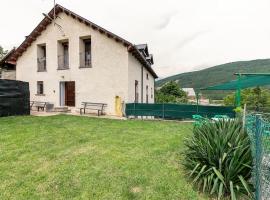 Casa Luis - APARTAMENTO con JARDÍN PRIVADO en los PIRINEOS, hotel in Castiello de Jaca