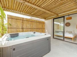 VILLA KASBAR avec spa privé 4 étoiles, дом для отпуска в городе Tizac-de-Curton