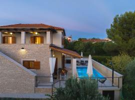 CASA MARE ISTRIA, villa with private pool, near the beach, with the sea view!, kotedžas mieste Perojus
