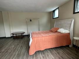 Luxurious 1-Bedroom Suite, apartament a Sybertsville