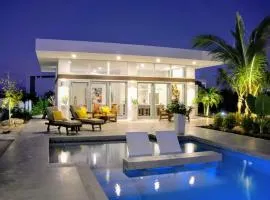 White Villas - Romantic Getaway - Oceanside Large Modern Studio with Pool, 500ft from Long Bay Beach