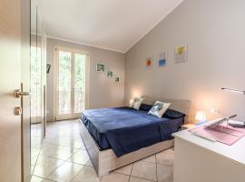 Moderno bilocale con ampio terrazzo - Free WiFi & Private Parking, apartemen di SantʼAgata sul Santerno