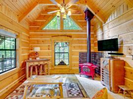Cozy Log Cabin on 11 Acres 3 Mi to Cherokee Lake!, hotel di Bean Station