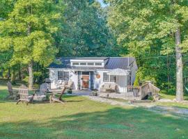 Modern Camden Villa with Deck, Near Tennessee River, holiday rental in New Johnsonville