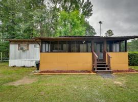 Eufaula Retreat Community Pool and Screened Porch!, hotel sa Eufaula