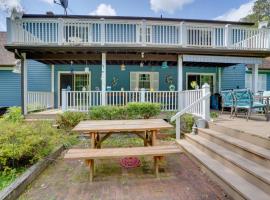 Pittsfield Home with Deck - 12 Mi to Jiminy Peak!, hotel di Pittsfield