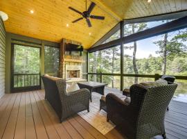 Luxury Chinquapin Resort Home with Private Hot Tub!, hytte i Glenville