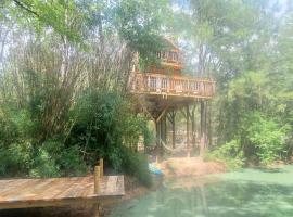 Waterfront Treehouse in a Magical Forest、Wallerのペット同伴可ホテル