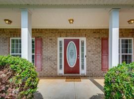 Inviting Austell Home 14 Mi to Downtown Atlanta!, cottage in Austell