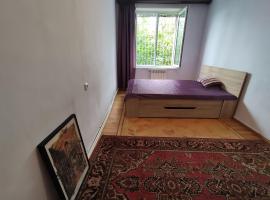 1 Bedroom Cosy Apartment near Botanical Garden, allotjament vacacional a Yerevan