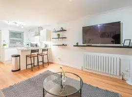 Bright Cosy Cottage with Parking and Outdoor Patio