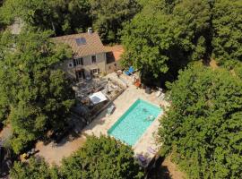 Le Mas du Coquelicot, hotel with pools in Dions