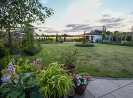 Sunset View at The Dovecote, hotel in zona Boston Golf Club, Kirkby on Bain